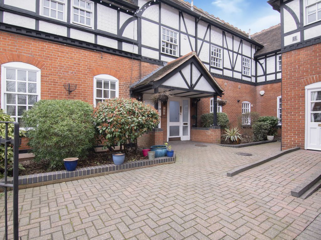 2 bed flat for sale in Ongar Road, Abridge RM4, £375,000