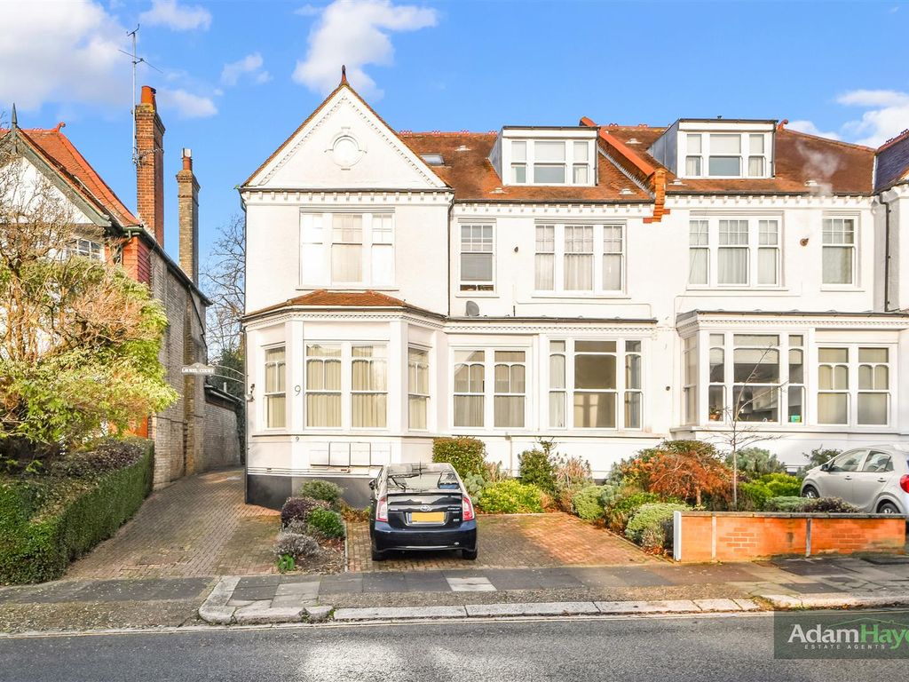 3 bed flat for sale in St. Mary's Avenue, Finchley Central N3, £795,000
