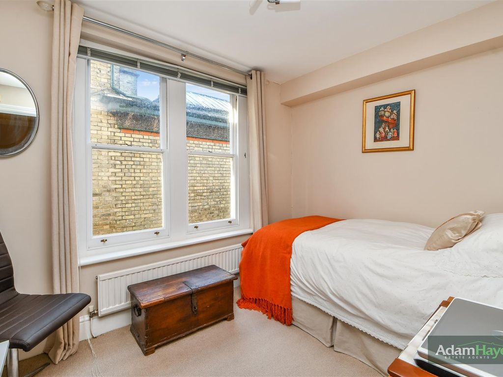 3 bed flat for sale in St. Mary's Avenue, Finchley Central N3, £795,000