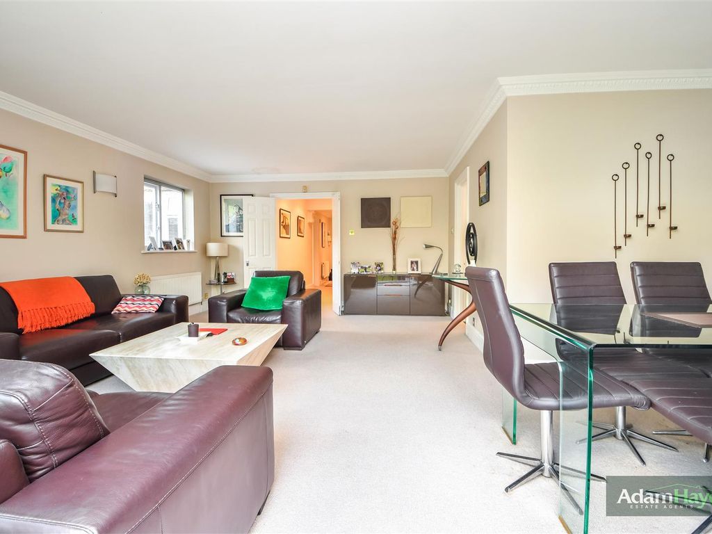 3 bed flat for sale in St. Mary's Avenue, Finchley Central N3, £795,000