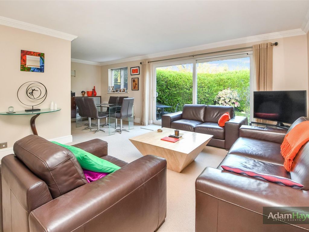 3 bed flat for sale in St. Mary's Avenue, Finchley Central N3, £795,000