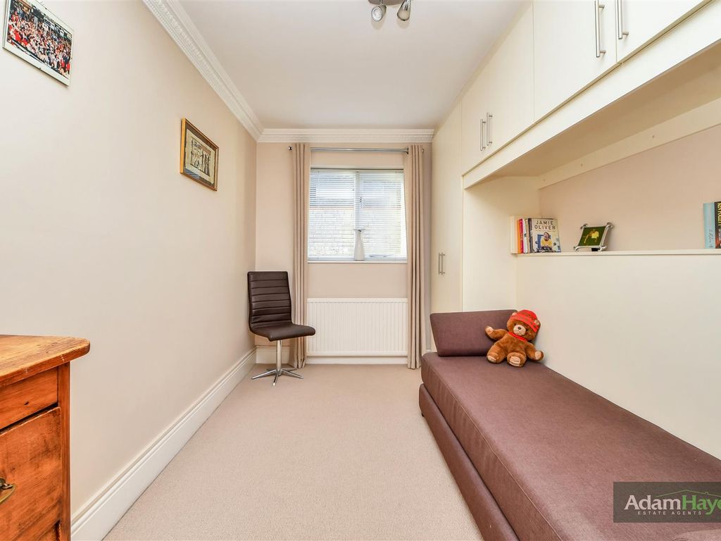 3 bed flat for sale in St. Mary's Avenue, Finchley Central N3, £795,000