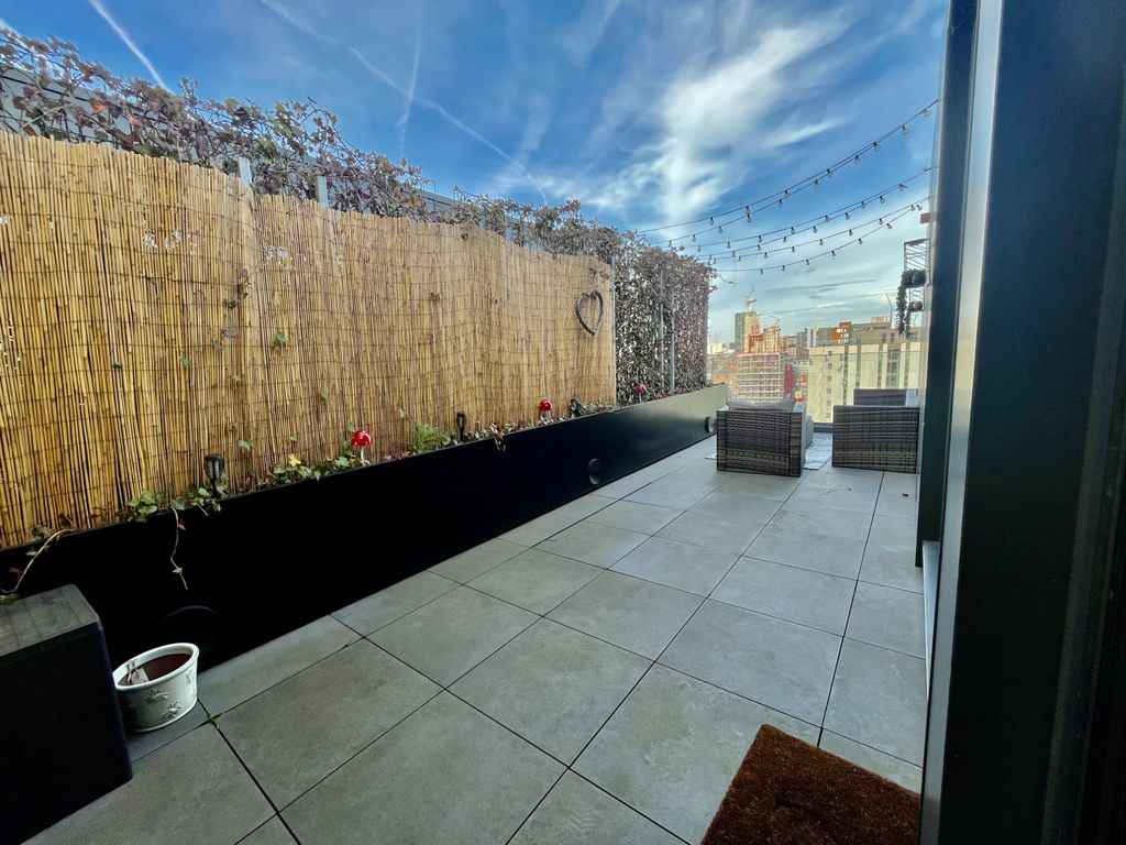 2 bed flat for sale in Chapeltown Street, Manchester M1, £392,000