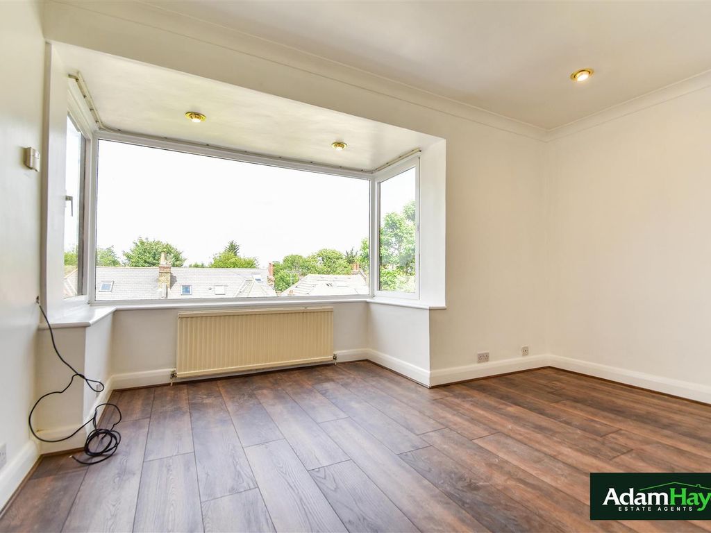 1 bed flat for sale in Redbourne Avenue, Finchley Central N3, £300,000