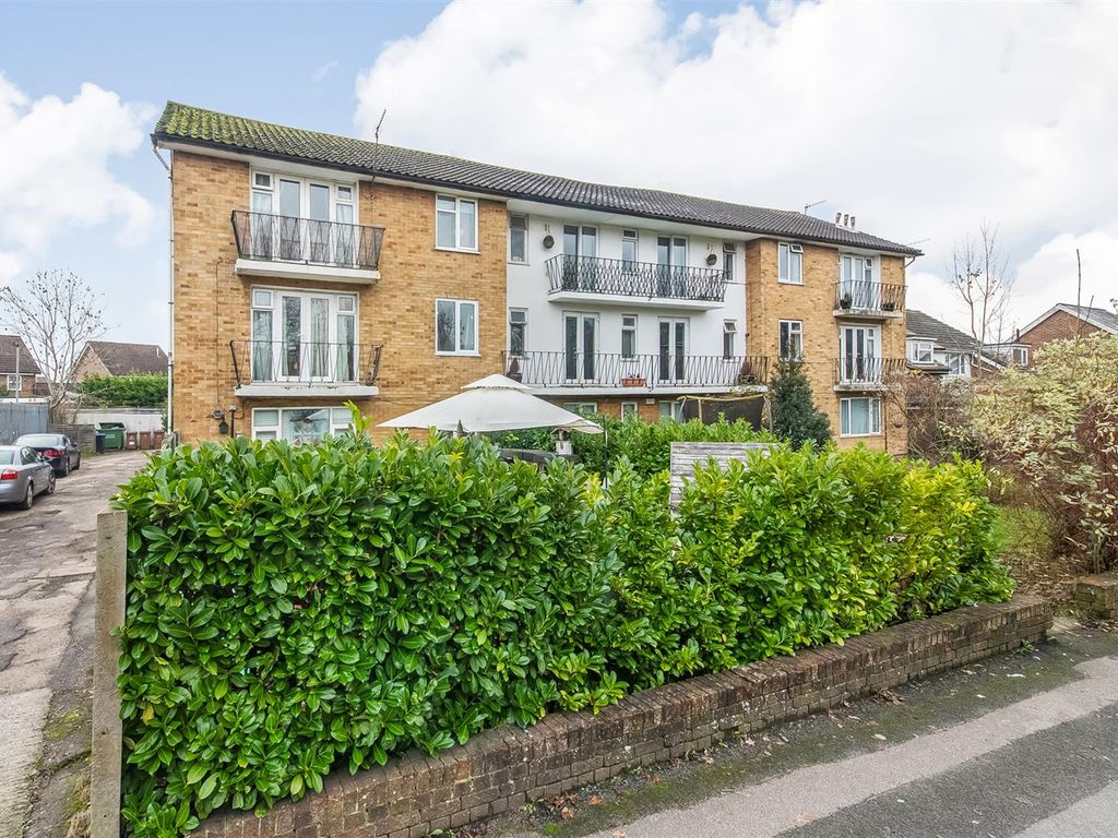 2 bed flat for sale in Nutfield Road, Merstham, Redhill RH1, £275,000