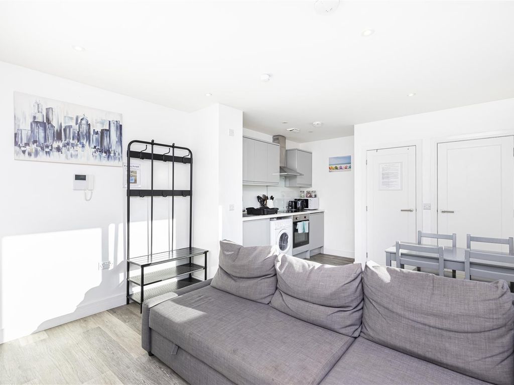 1 bed flat for sale in Upper Hinton Road, Bournemouth BH1, £185,000