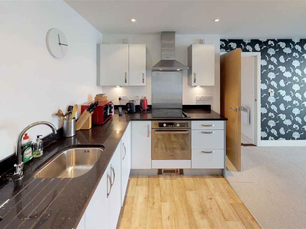 2 bed flat for sale in Ferry Court, Cardiff CF11, £220,000