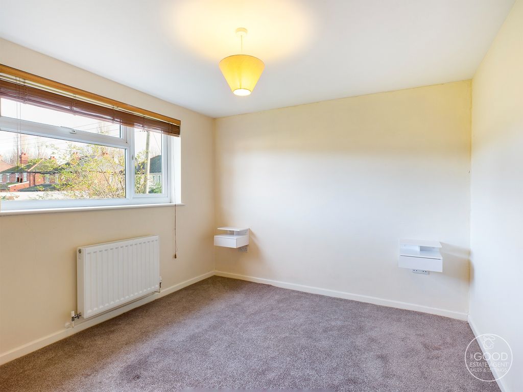 2 bed flat for sale in Kingsway, Hereford HR1, £150,000