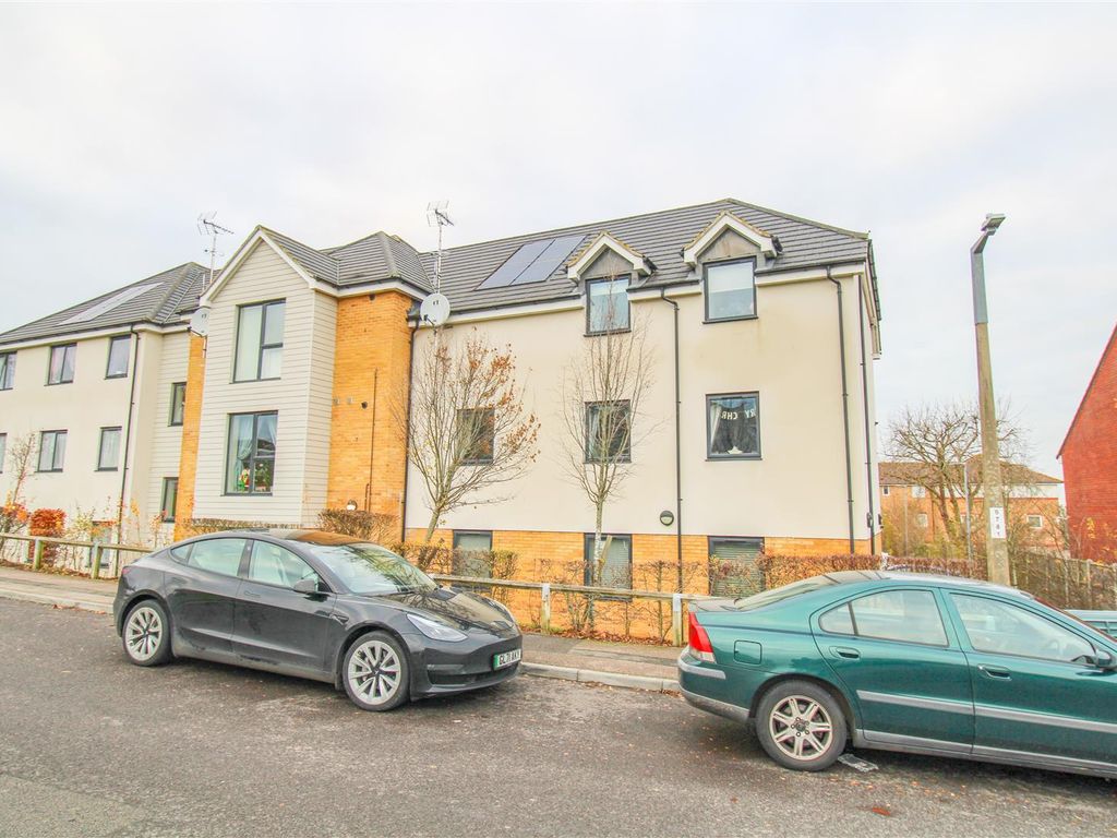 2 bed flat for sale in Willow Close, Harlow CM18, £112,500