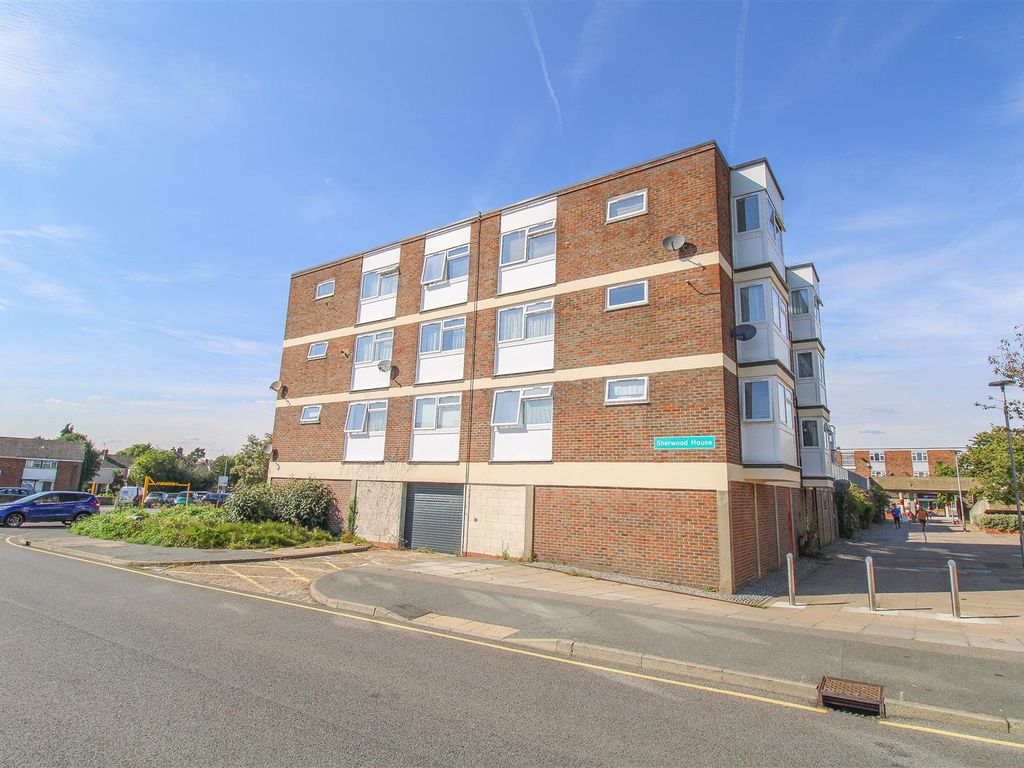 1 bed flat for sale in Bush Fair, Harlow CM18, £130,000