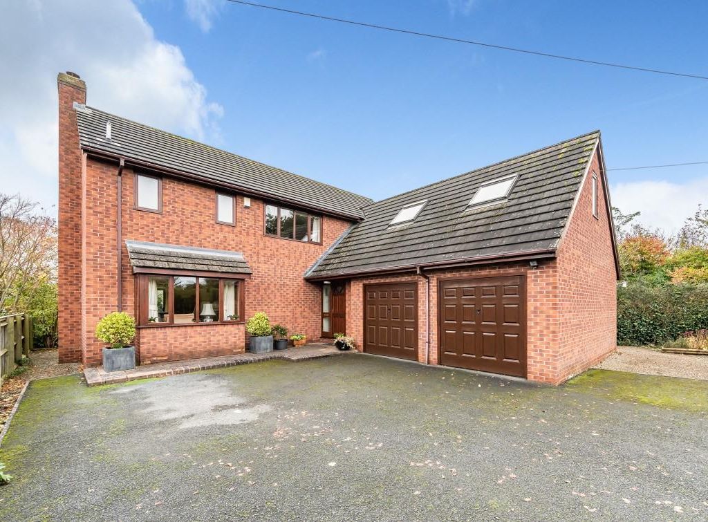 5 bed detached house for sale in Newlands Drive, Leominster HR6, £485,000