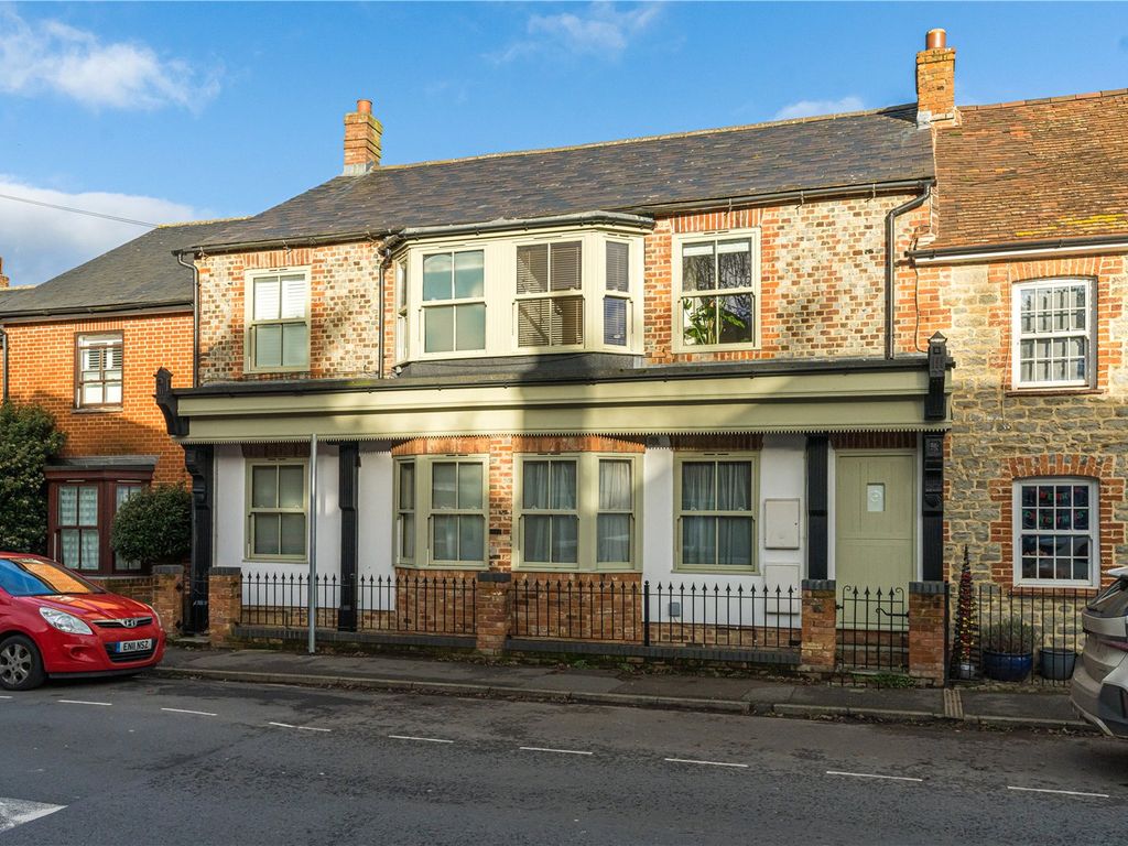 2 bed flat for sale in East Street, Thame, Oxfordshire OX9, £285,000