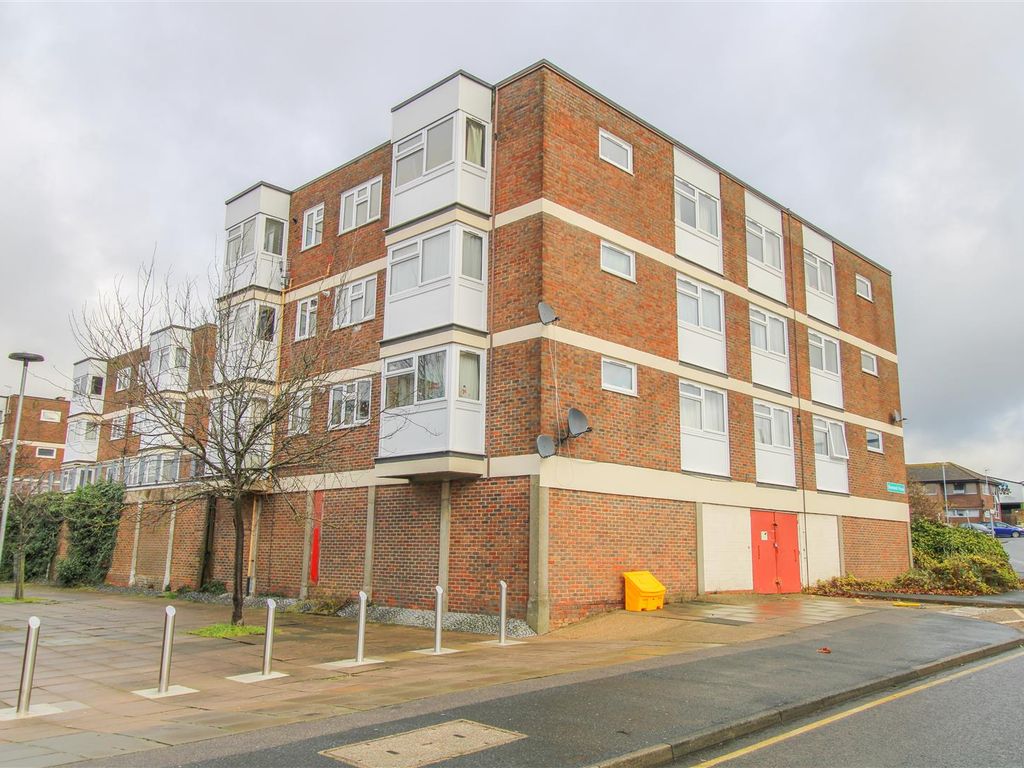 1 bed flat for sale in Bush Fair, Harlow CM18, £145,000