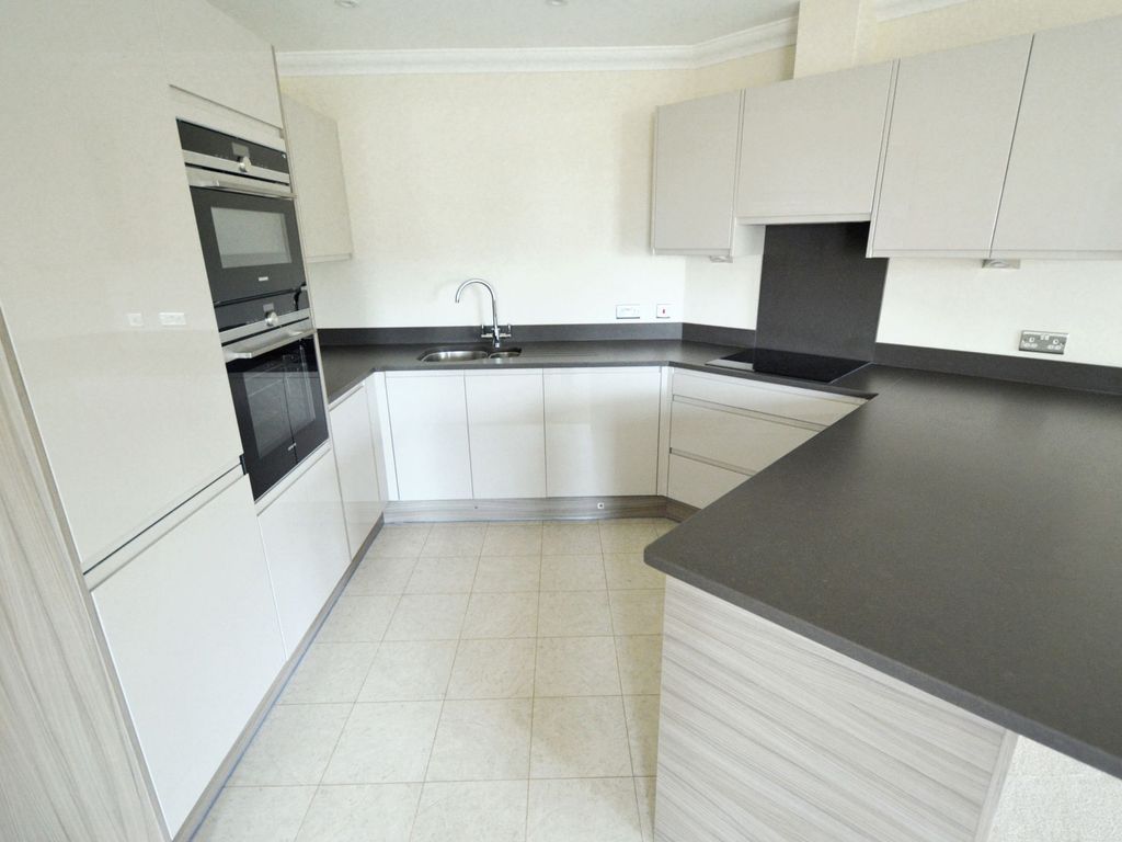 2 bed maisonette for sale in Thorpe Hall Avenue, Thorpe Bay SS1, £395,000