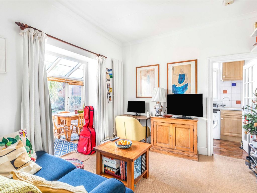 2 bed flat for sale in Thrale Road, Furzedown SW16, £449,950