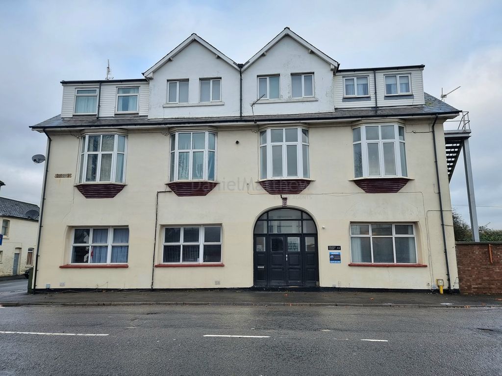 2 bed flat for sale in Cardiff Road, Barry CF63, £110,000