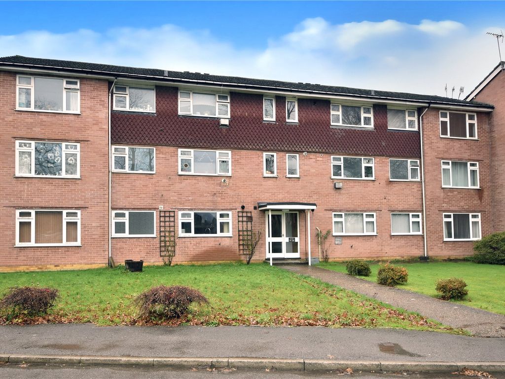 2 bed flat for sale in Horley, Surrey RH6, £285,000