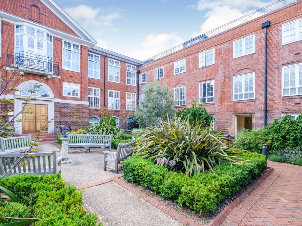 4 bed flat to rent in Arcadian Place, London SW18, £3,150 pcm