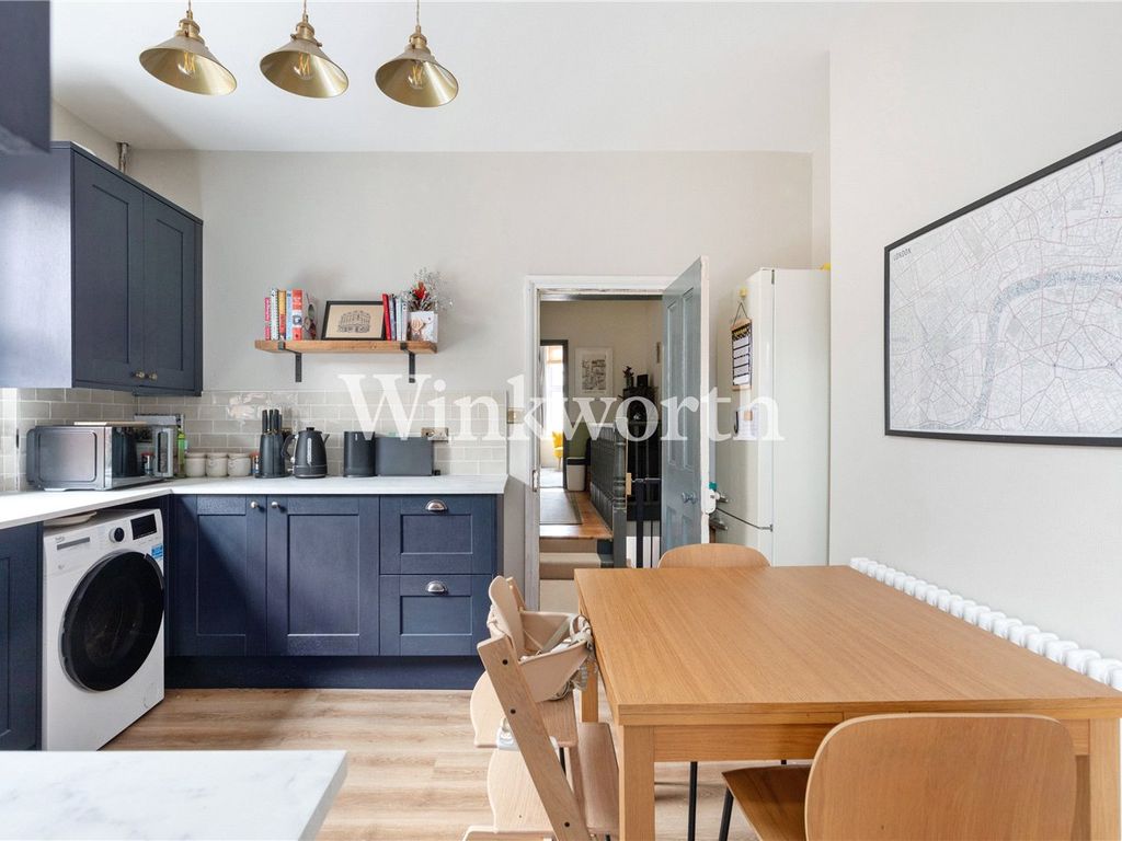 2 bed maisonette for sale in Ferndale Road, London N15, £485,000