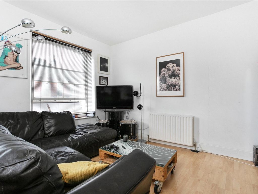 2 bed flat to rent in Broadway Market, London E8, £2,250 pcm
