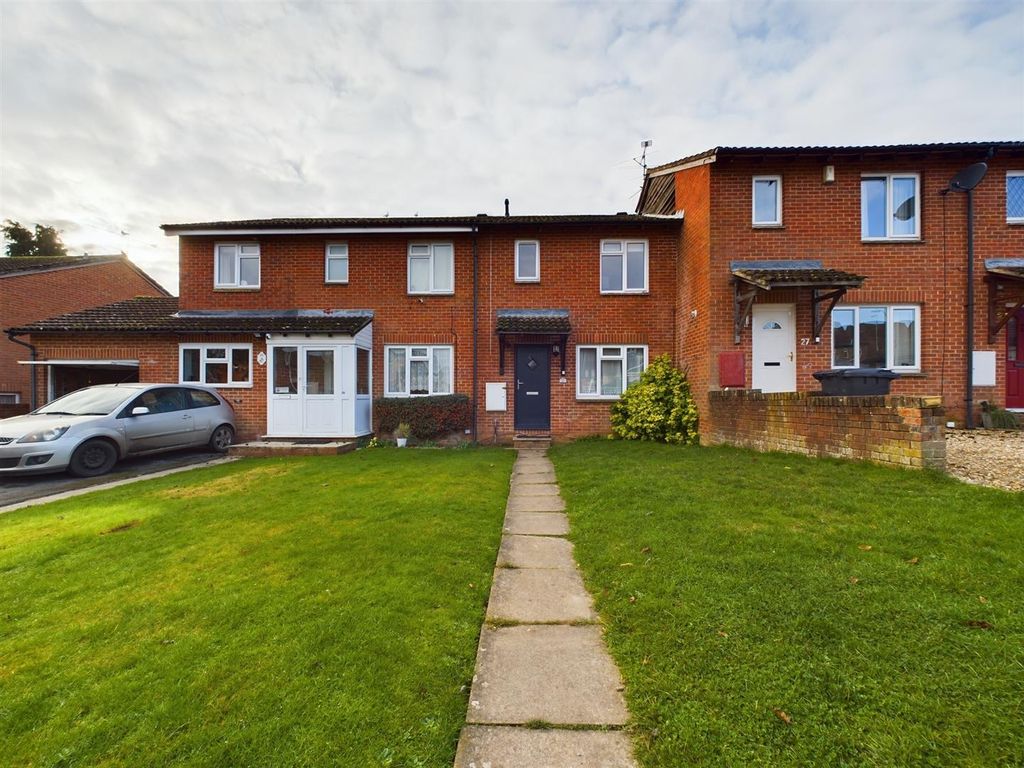 3 bed terraced house for sale in Rushmoor Gardens, Calcot, Reading RG31, £350,000