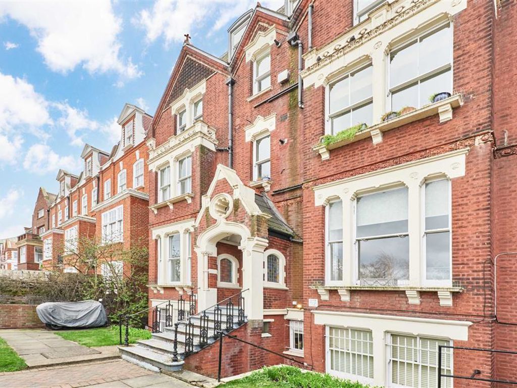 2 bed flat for sale in Clapham Common South Side, London SW4, £625,000