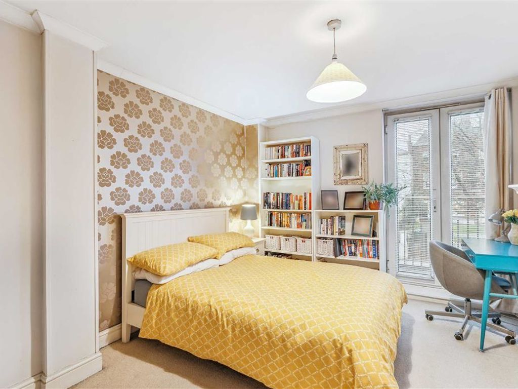 1 bed flat for sale in Clapham Road, London SW9, £360,000
