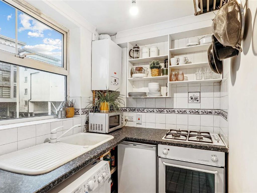 1 bed flat for sale in Clapham Road, London SW9, £360,000
