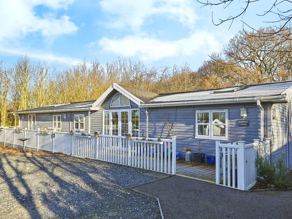 4 bed mobile/park home for sale in Findern Lane, Willington, Derby DE65, £325,000