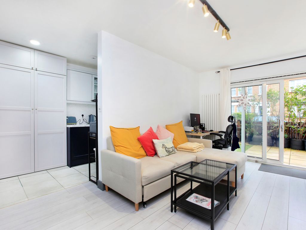 1 bed flat for sale in Mayford Road, London SW12, £400,000