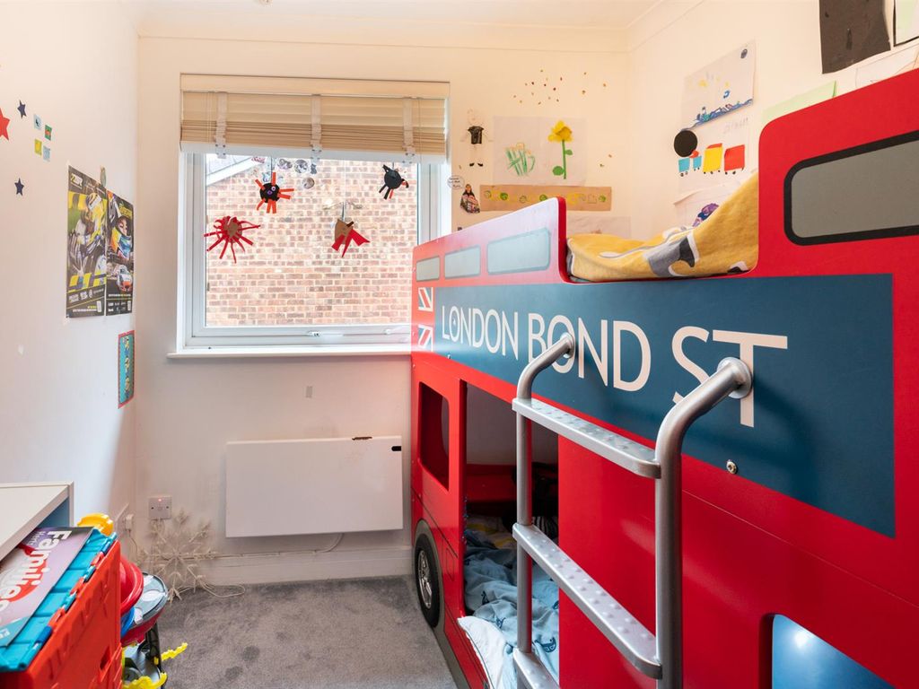 2 bed flat for sale in Arkley Road, Hemel Hempstead HP2, £210,000