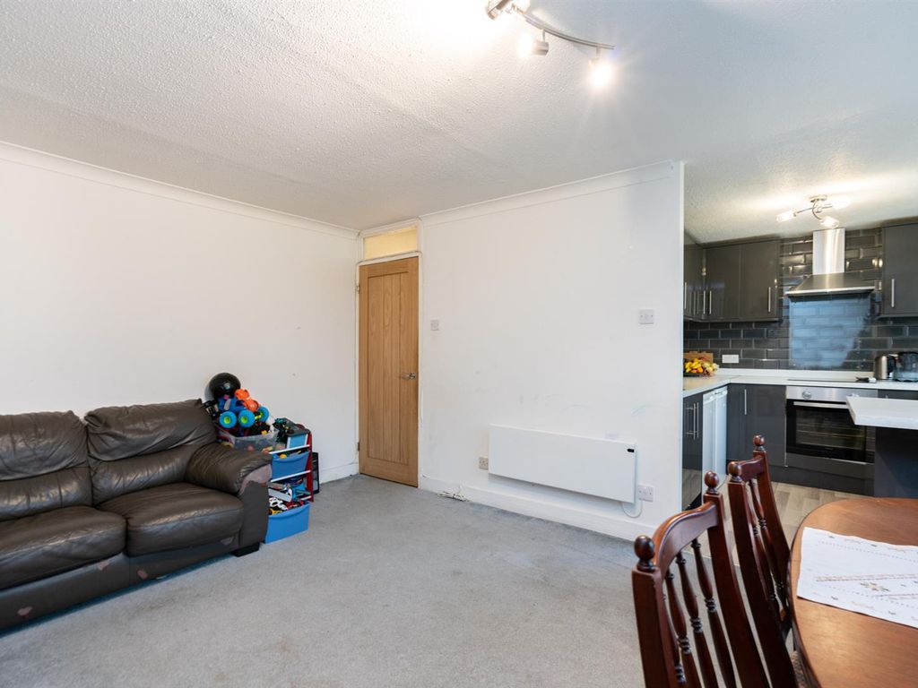 2 bed flat for sale in Arkley Road, Hemel Hempstead HP2, £210,000