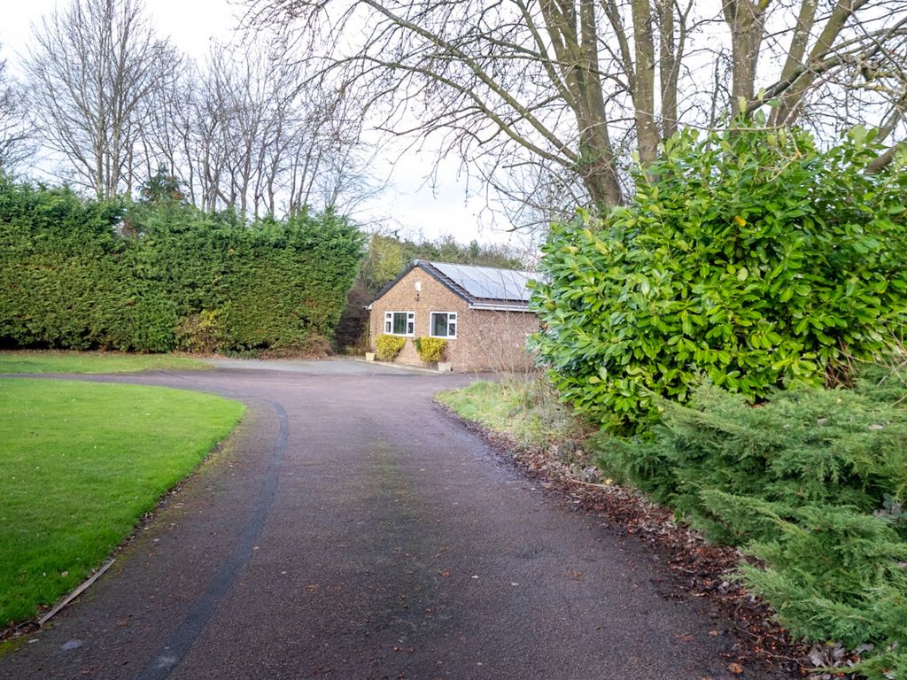 3 bed bungalow for sale in Wise Grove, Warwick CV34, £450,000
