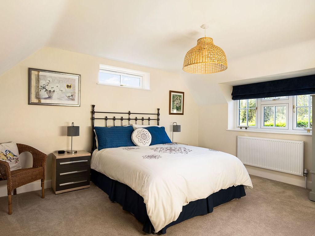3 bed cottage for sale in Burford Road, Brize Norton OX18, £680,000