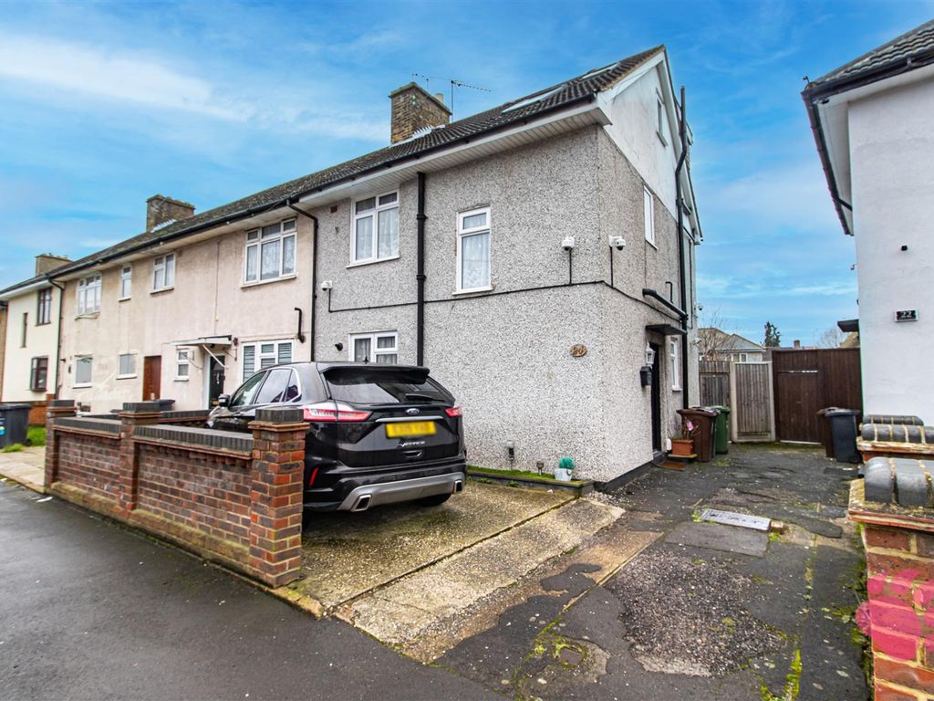 4 bed end terrace house for sale in Campden Crescent, Dagenham RM8, £475,000