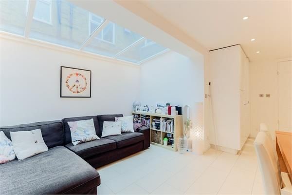 2 bed flat to rent in Dalyell Road, London SW9, £2,300 pcm