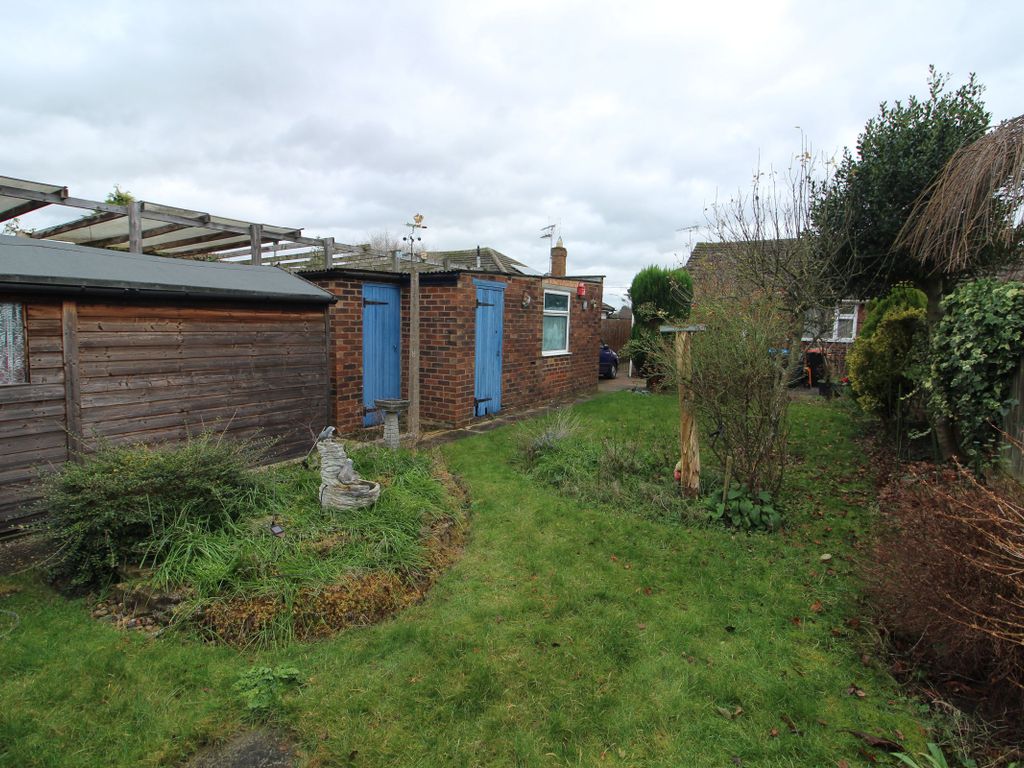 2 bed bungalow for sale in Linford Avenue, Newport Pagnell MK16, £335,000