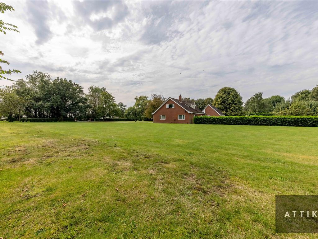 5 bed property for sale in Old Buckenham Road, Carleton Rode, Norwich NR16, £925,000