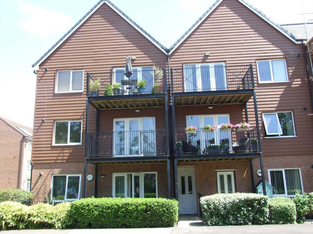 2 bed flat for sale in Greensand View, Woburn Sands MK17, £269,000