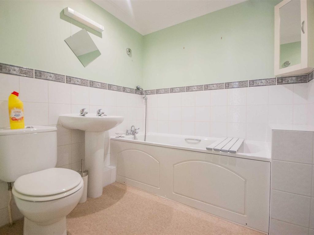 2 bed flat for sale in Duncan Place, Wood Street, Chelmsford CM2, £245,000