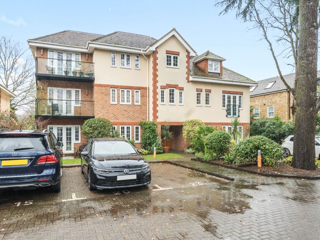 2 bed flat for sale in Sheerwater Road, West Byfleet KT15, £375,000