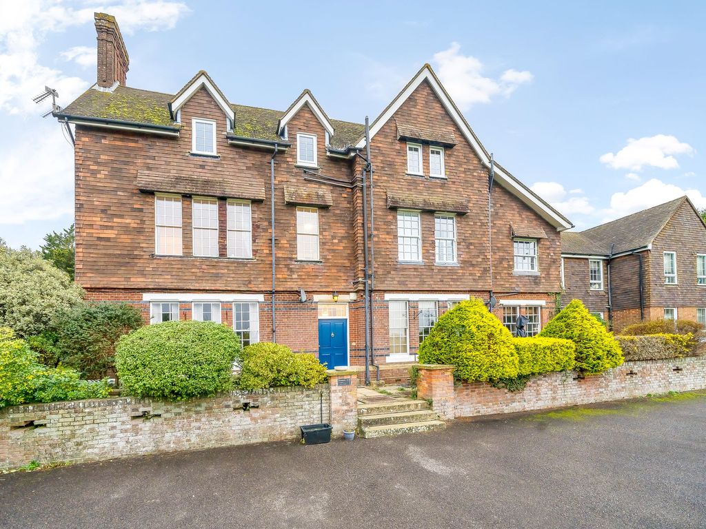 2 bed flat for sale in Burton Park Road, Petworth GU28, £425,000