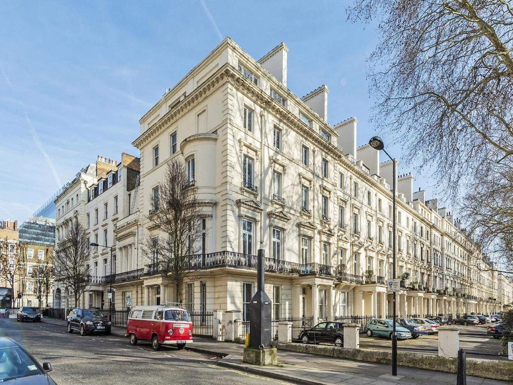 2 bed flat for sale in Westbourne Terrace, London W2, £725,000