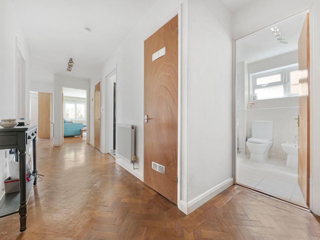 3 bed flat for sale in Bramley Hyrst, Bramley Hill, South Croydon CR2, £350,000