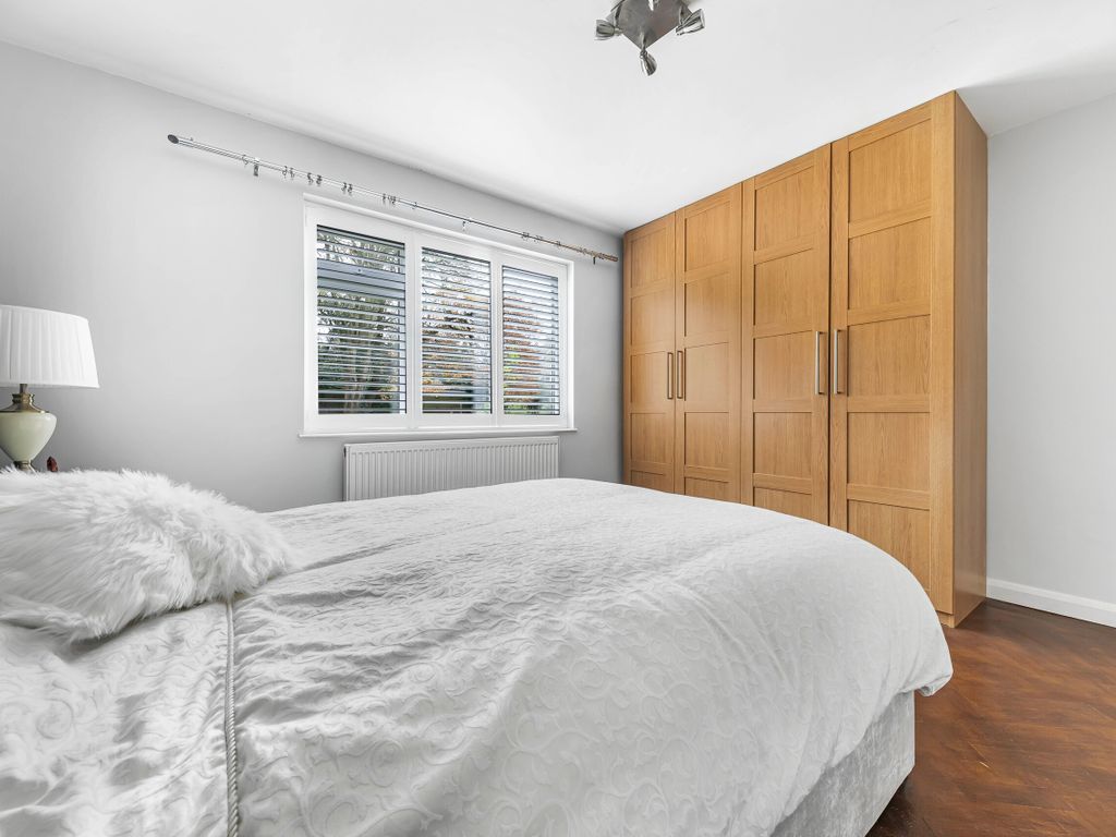 3 bed flat for sale in Bramley Hyrst, Bramley Hill, South Croydon CR2, £350,000