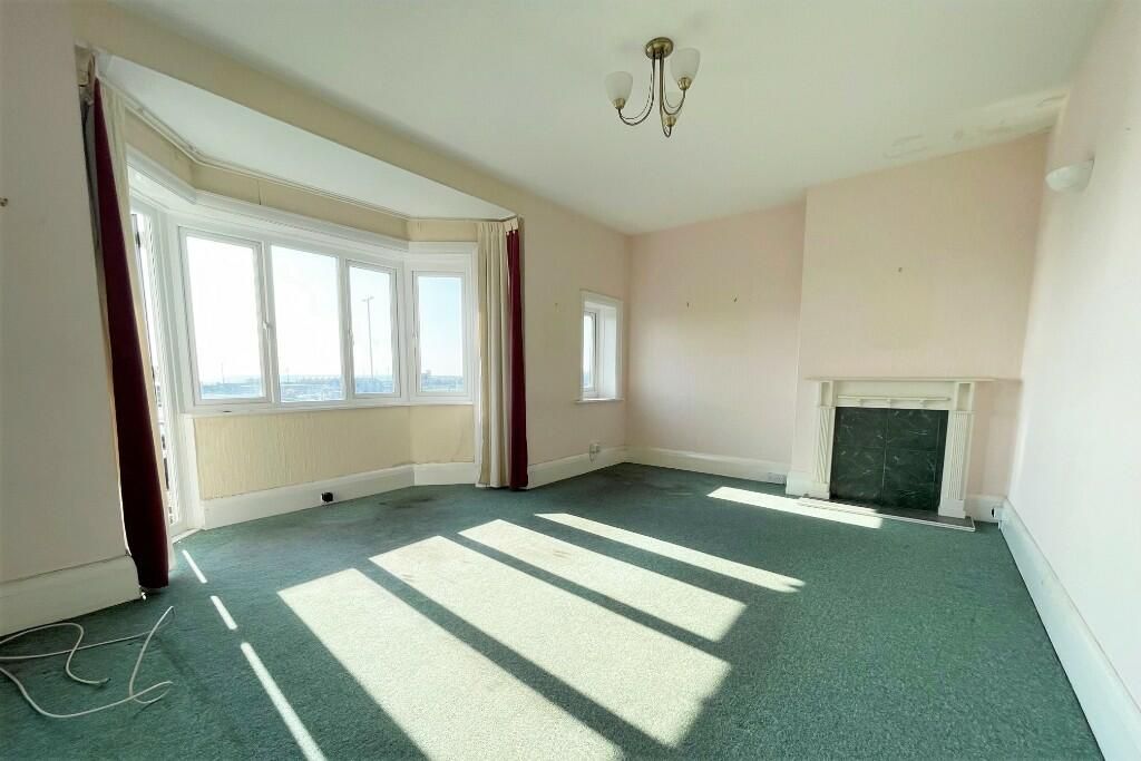 4 bed flat to rent in Kingsway, Hove BN3, £1,350 pcm