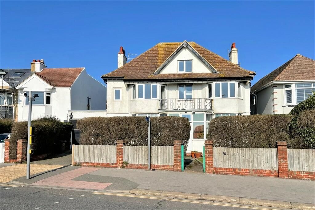4 bed flat to rent in Kingsway, Hove BN3, £1,350 pcm