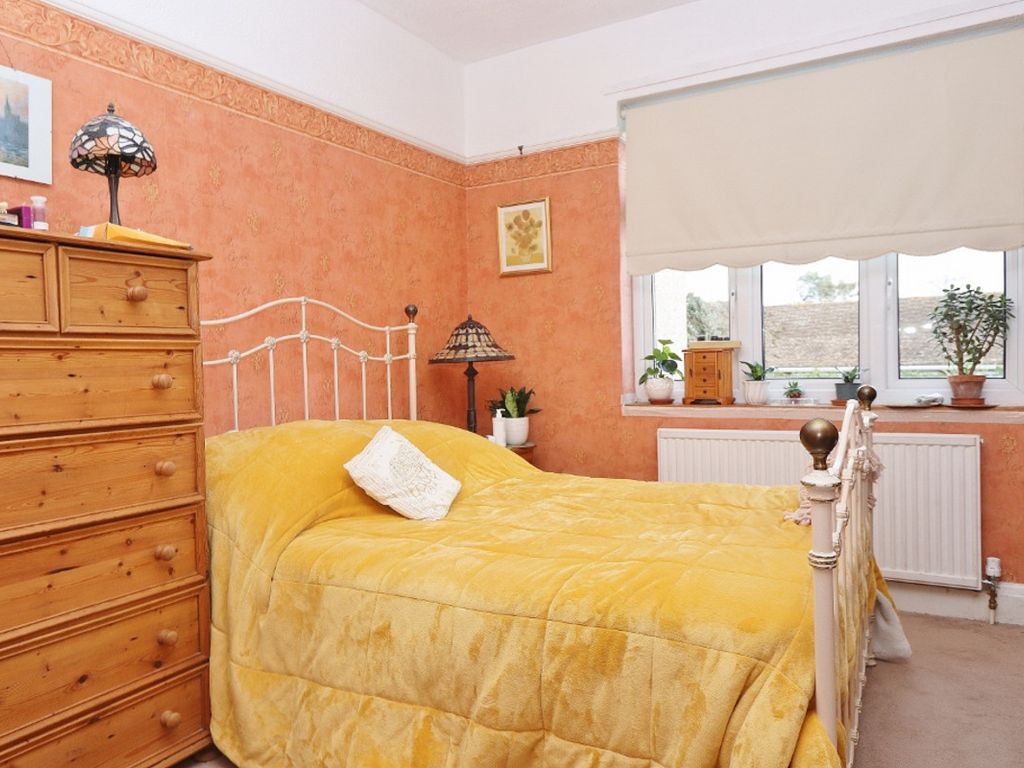 2 bed maisonette for sale in Dunton Road, Romford RM1, £300,000