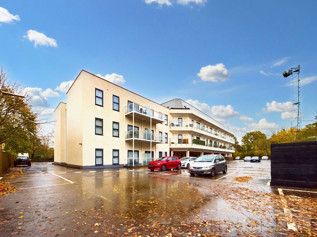 1 bed flat for sale in Russell Way, Octagon House Russell Way RH10, £240,000