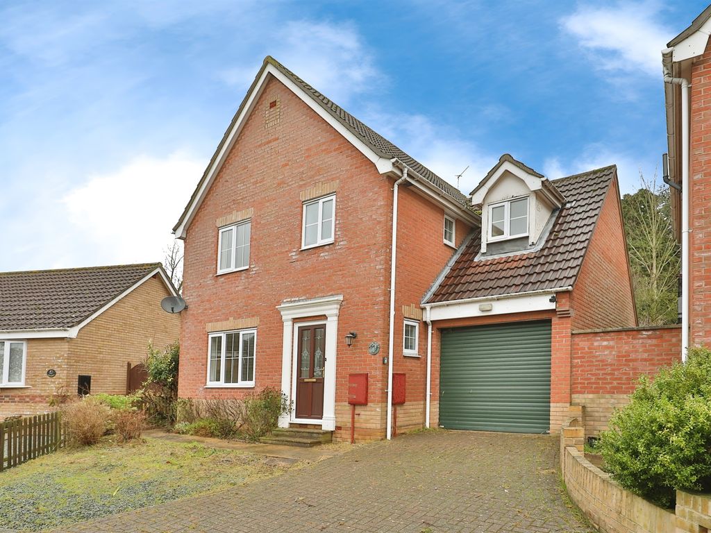 4 bed detached house for sale in Kingfisher Close, Fakenham NR21, £300,000